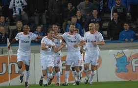 Гай (в центре) забил первый гол в Брюгге