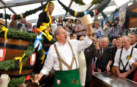 Мэр Мюнхена Кристиан Уд открывает первый бочонок пива