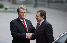 Виктор Ющенко приветствует председателя Европейской комиссии Жозе Мануэля Баррозу