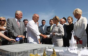 Тимошенко и Ярославский обсуждают строительство стадиона "Металлист" в Харькове