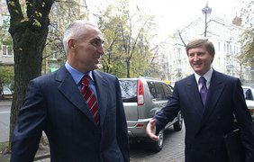 Хозяева двух достроенных стадионов для "Евро-2012": Александр Ярославский и Ринат Ахметов