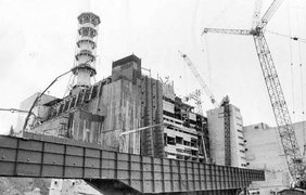 Начало строительства укрытия над взорванным реактором