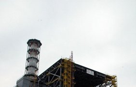 Саркофаг над четвертым реатором Чернобыльсткой АЭС спустя 23 года после аварии