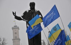 Возле памятника Шевченко
