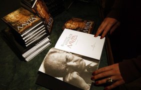 Публикация последнего романа Владимира Набокова "Лаура и ее оригинал", спустя 32 года после смерти писателя