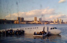 В Нью-Йорке самолет совершил аварийную посадку прямо на реку Гудзон