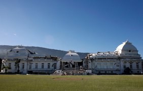 Вид на сильно поврежденный президентский дворец в Порт-о-Пренс