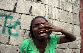 Девочка плачет после землетрясения в Порт-о-Пренс