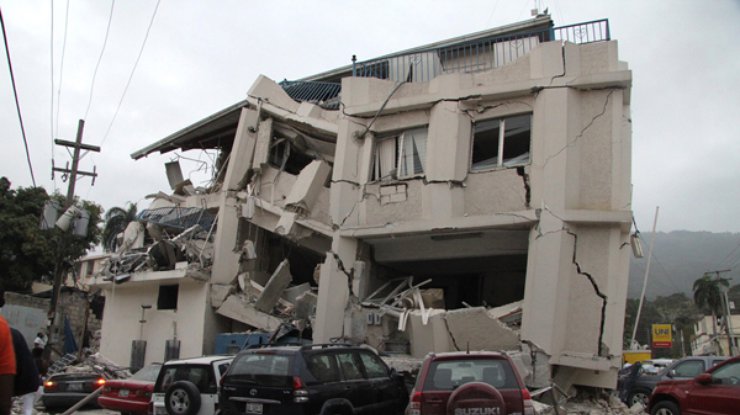 Разрушенное в результате землетрясения здание