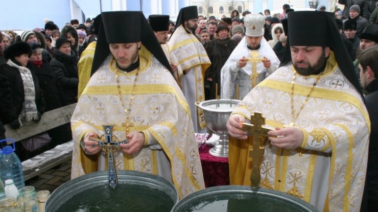 Священник Михайловского монастыря проводит богослужение перед обрядом освящения воды