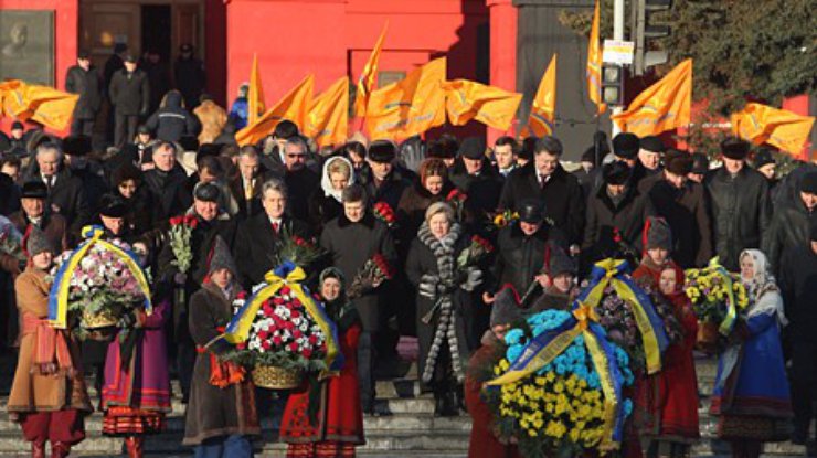 В Киеве президент возложил цветы к памятнику Шевченко