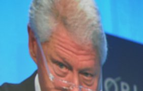 Билл Клинтон за трибуной