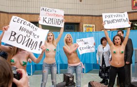 Организания Femen устроила очередную акцию на избирательном участке