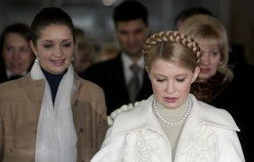 Юлия Тимошенко с дочерью голосуют
