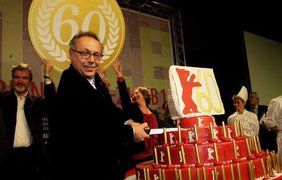 Директор кинофестиваля Дитер Косслик разрезает праздничный торт