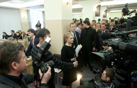 Юлия Тимошенко общается с прессой в суде