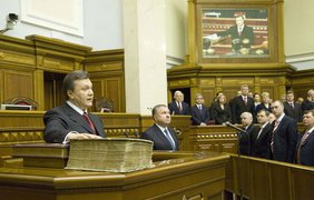 Виктор Янукович дает клятву народу Украины на Пересопницком Евангелии