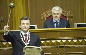 Янукович с булавой