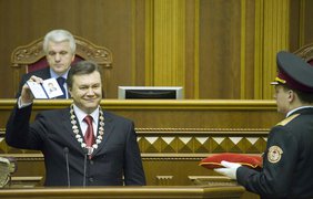 Присягнувший Янукович с удостверением президента Украины