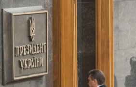 Виктор Янукович заходит в Секритариат президента