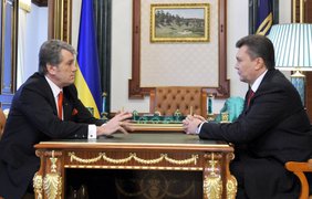 Виктор Ющенко передал президентские дела Виктору Януковичу