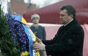Виктор Янукович возлогает цветы
