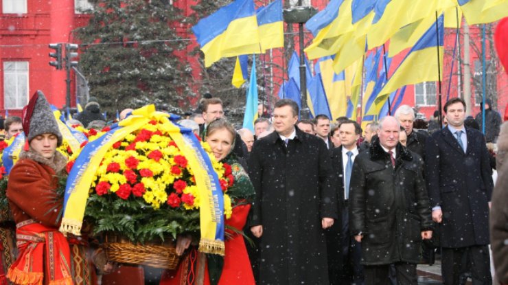 Виктор Янукович принял участие в возложении цветов к памятнику Тарасу Шевченко в Киеве