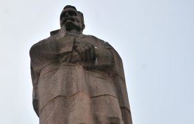 Памятник Ивану Франко возле Львовского национального университета