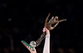 Бессонова с памятной статуэткой от Дерюгиной