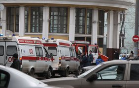 Машины скорой помощи возле станции метро, где произошел взрыв