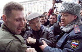 Эдуарда Лимонова задержали сразу же после появления на улице