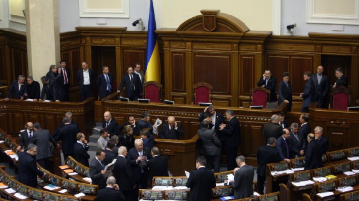 Депутаты от фракции БЮТ в Верховной Раде блокируют трибуну и президиум парламента