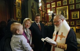 Виктор Янукович на крестинах внука школьного товарища