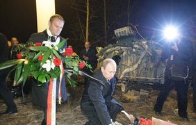 Премьер-министр Польши Дональд Туск и премьер РФ Владимир Путин на месте трагедии