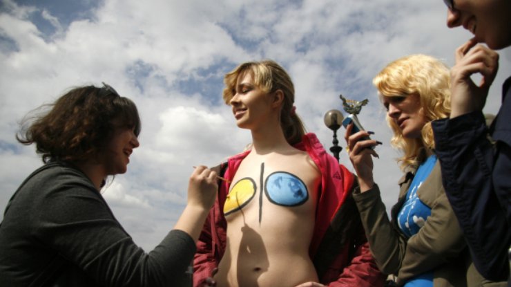 FEMENистки оголили логотип