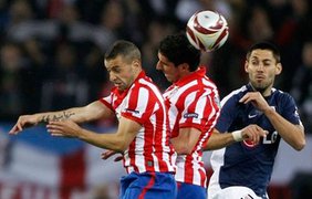 Игрок "Фулхэма" Демпси наблюдает за борьбой двух мадридцев
