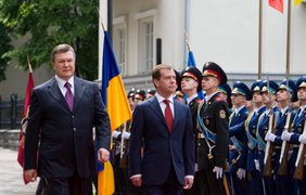 Яукович и Медведев возле администрации президента