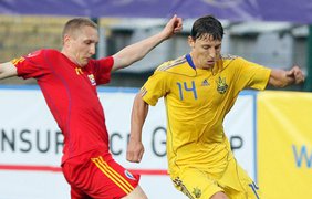 Игрок "Шахтера" Кобин против киевского динамовца Гиоане