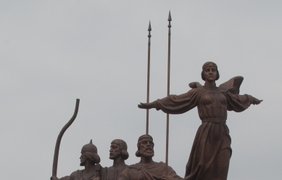 Отреставрированный памятник основателям Киева