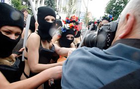 FEMEN: "Свободу прессе!"