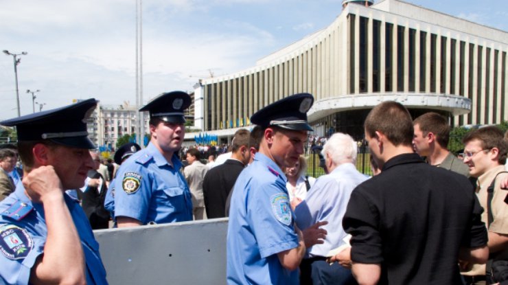 Милиция усилила охрану дворца "Украина"