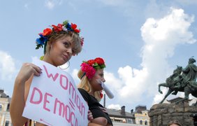 Акция женского движения FEMEN, приуроченная к визиту Хиллари Клинтон