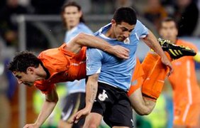 Борьбу в центре поля выиграли голландцы
