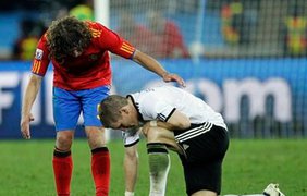 Пуйоль утешает Швайнштайгера