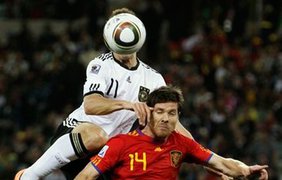 Клозе верхом на Хаби Алонсо
