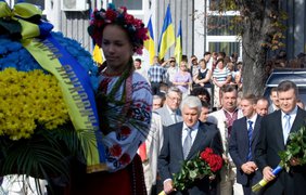 Президент и другие представители власти возлагают цветы к памятнику Грушевского в Киеве