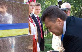 Виктор Янукович у памятника Тарасу Шевченко