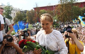 Юлия Тимошенко возлогает цветы к памятнику Тараса Шевченко