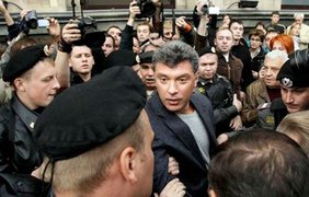 Борис Немцов среди протестующих