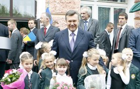 Виктор Янукович на линейке в киевской школе